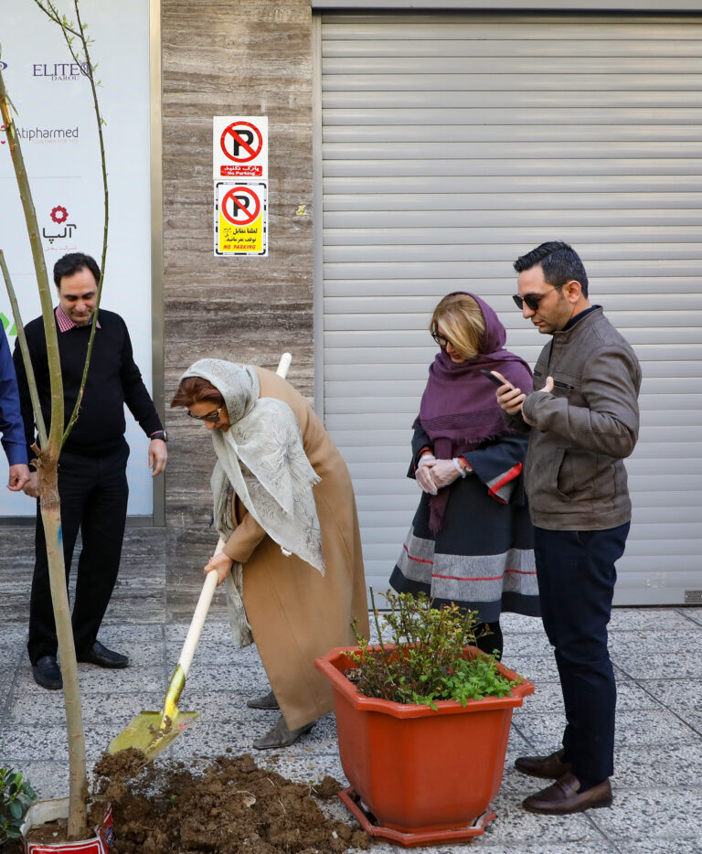 nahaleh naraqi celebrated arbor day - irán nahaleh naraghi - big pharma